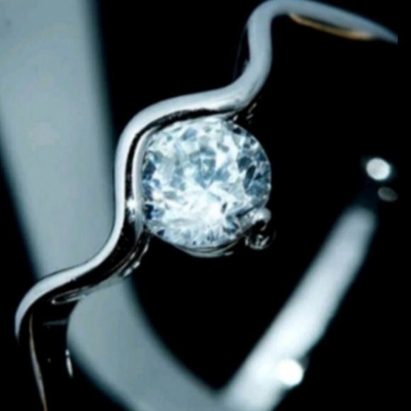 🌊💎 Sparkling Wavy Ring - Picture 4 of 5